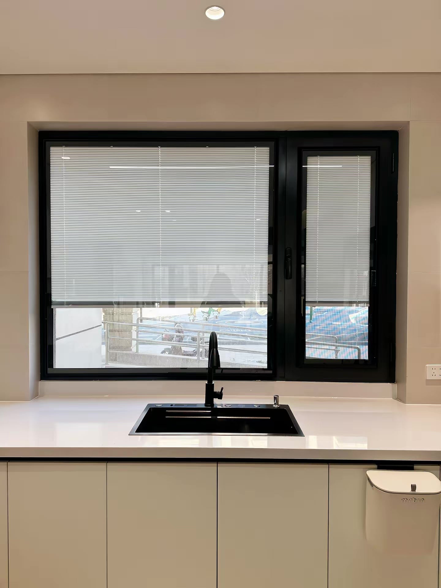 Magnetic-attached blinds