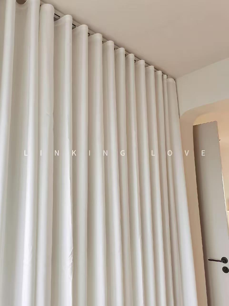 Snake-shaped aesthetic curtain
