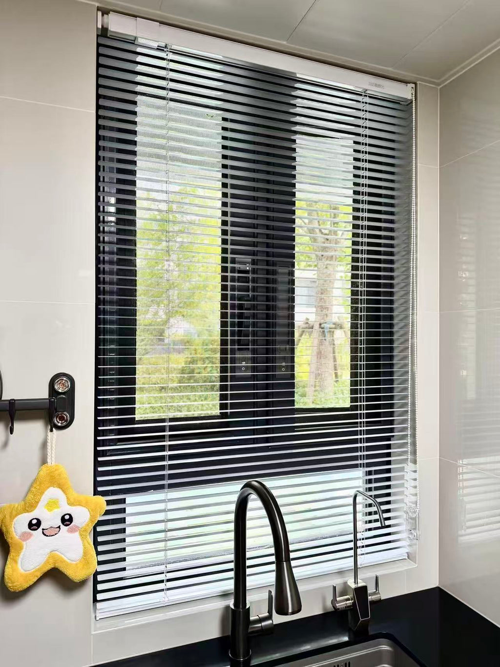 Installation-free shutter curtain