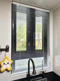 Installation-free shutter curtain