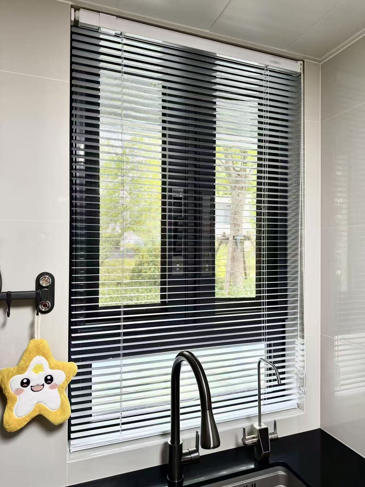 Installation-free shutter curtain
