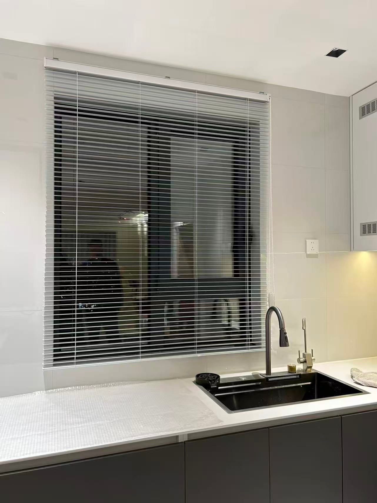 Installation-free shutter curtain