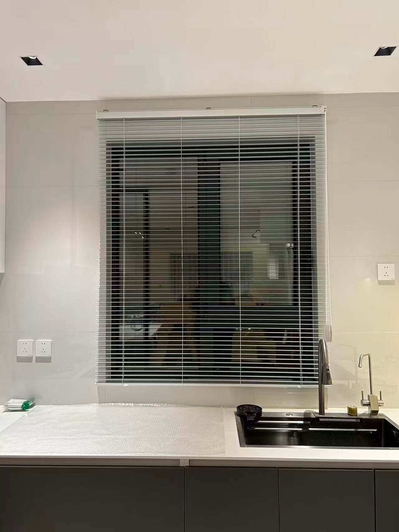 Installation-free shutter curtain