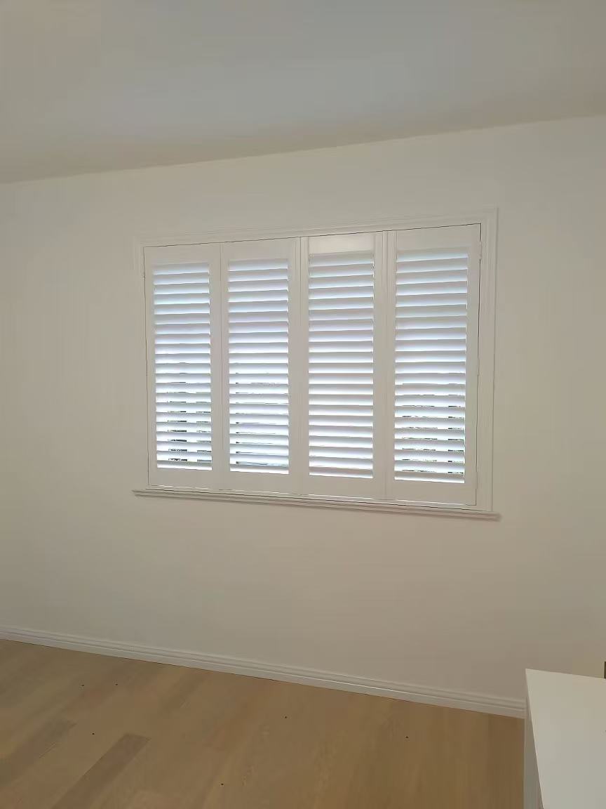 Installation-free shutter curtain