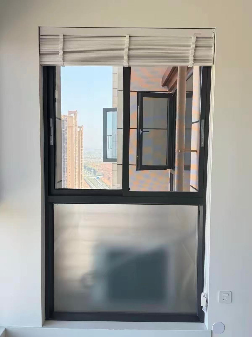 Installation-free shutter curtain
