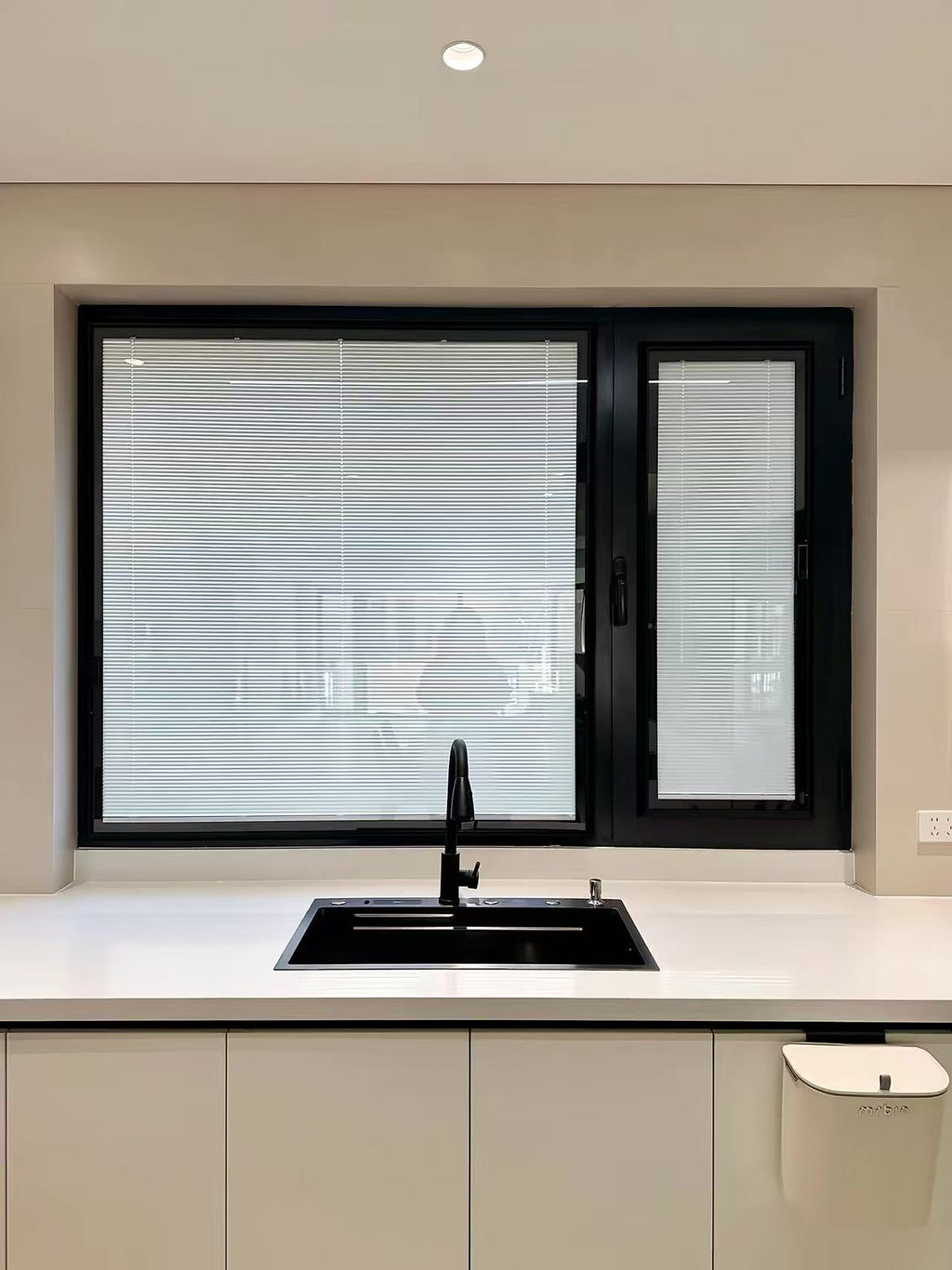 Installation-free shutter curtain
