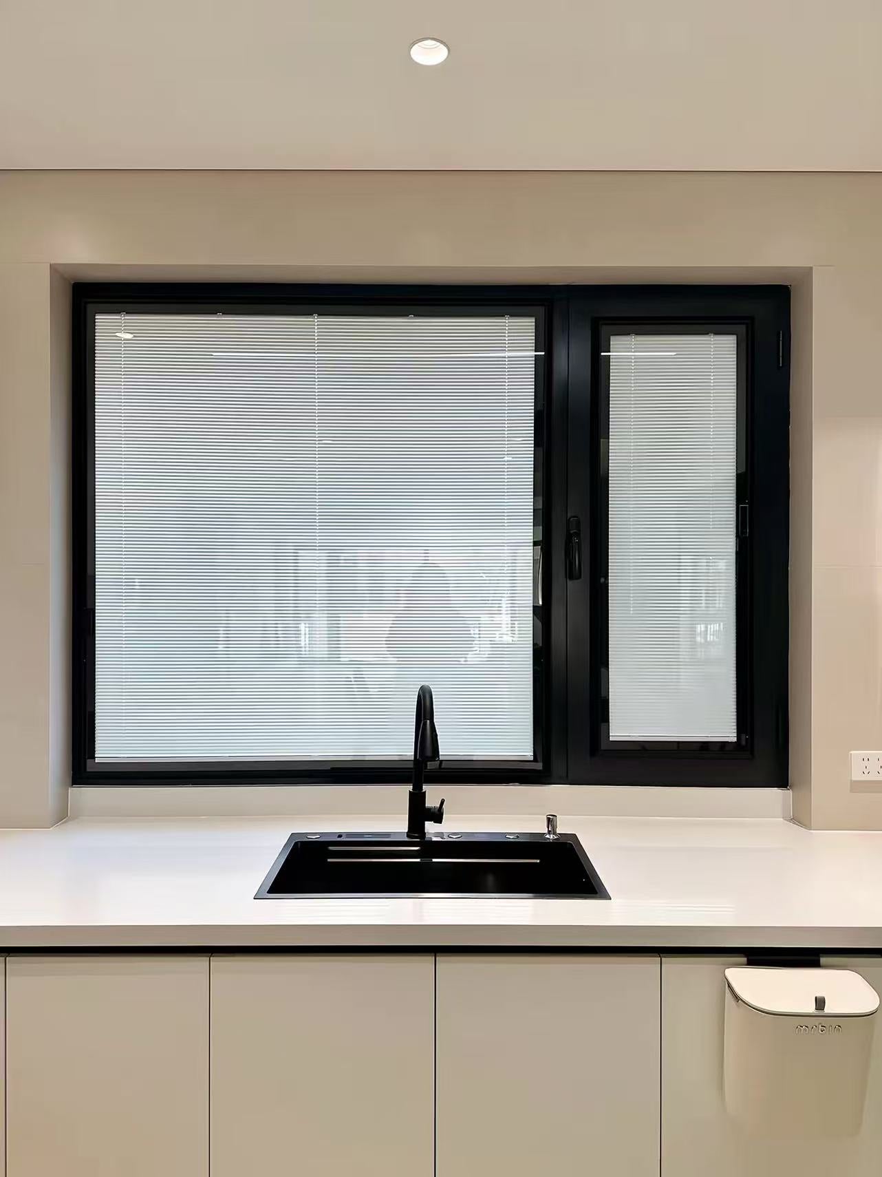 Installation-free shutter curtain