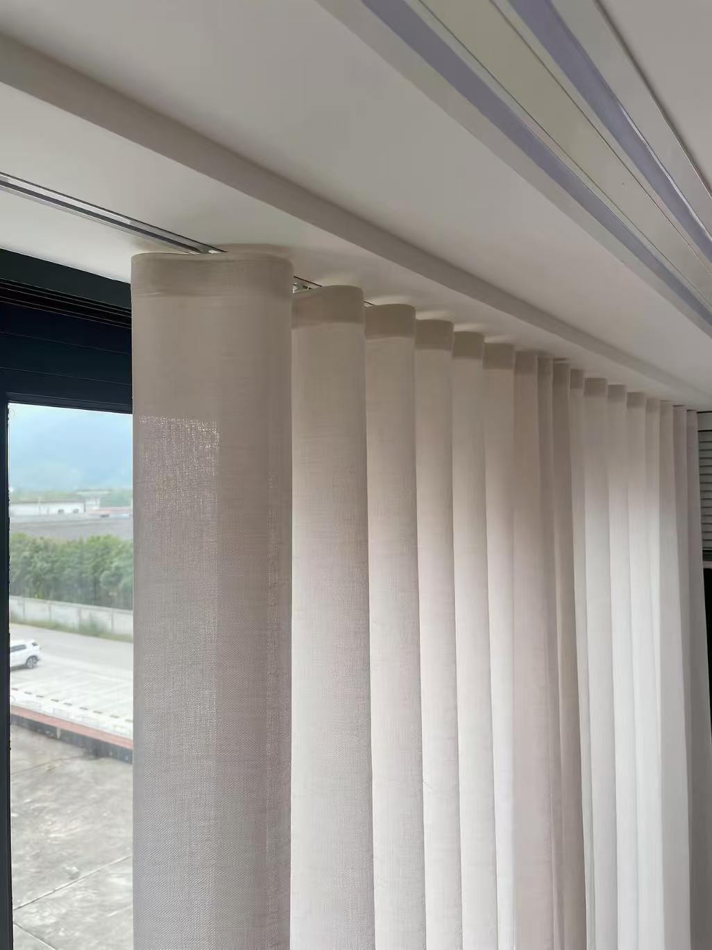 Snake-shaped aesthetic curtain