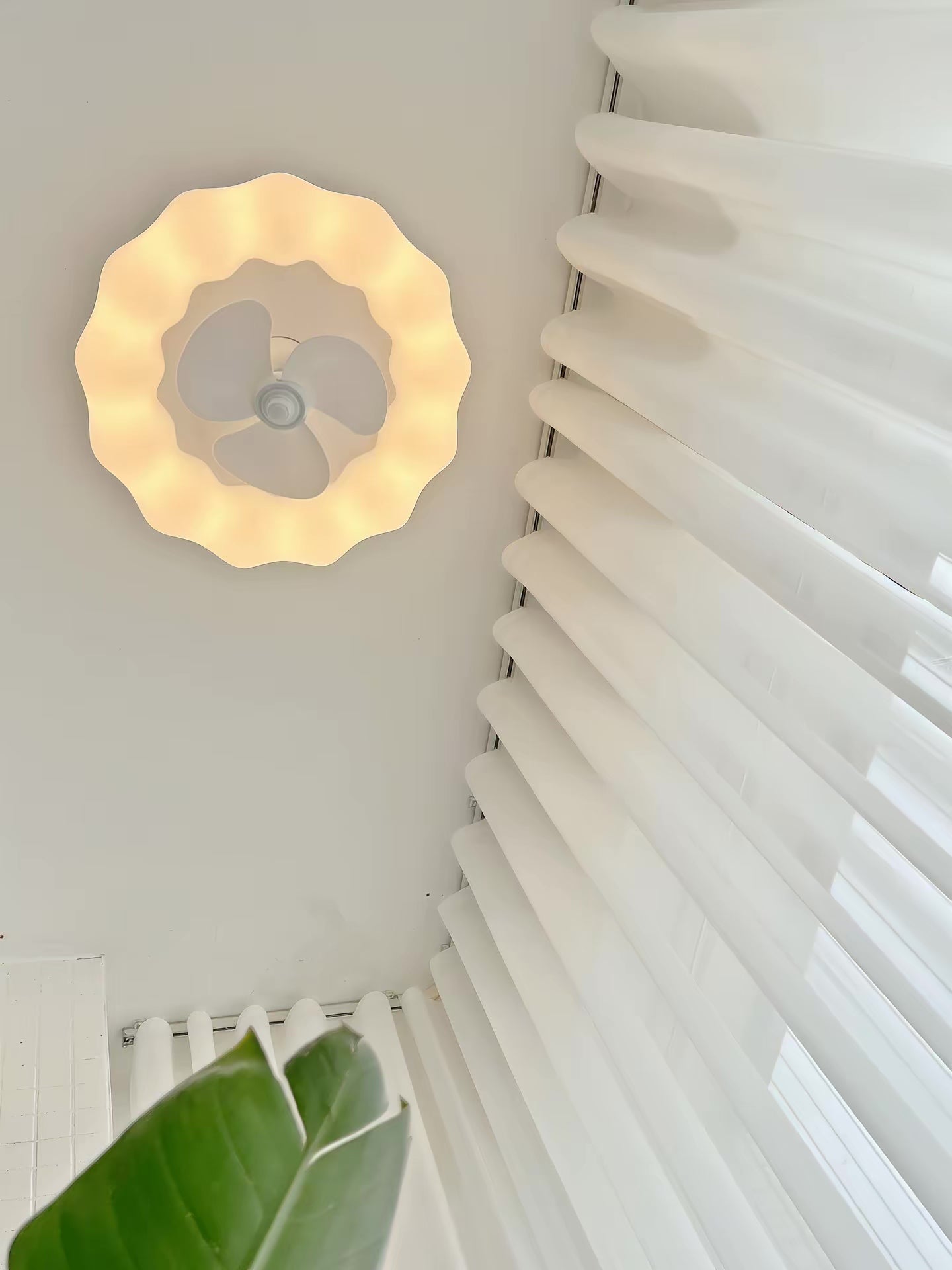 Snake-shaped aesthetic curtain