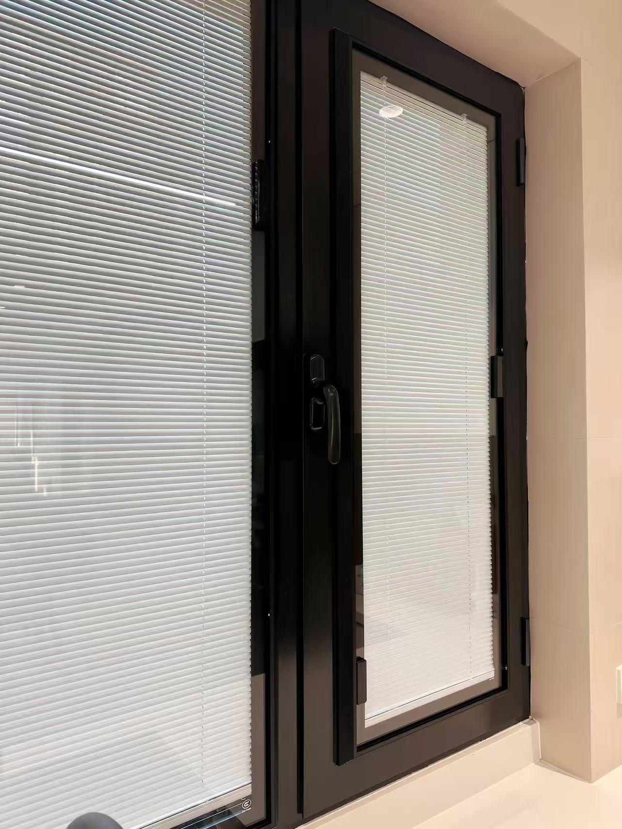 Installation-free shutter curtain
