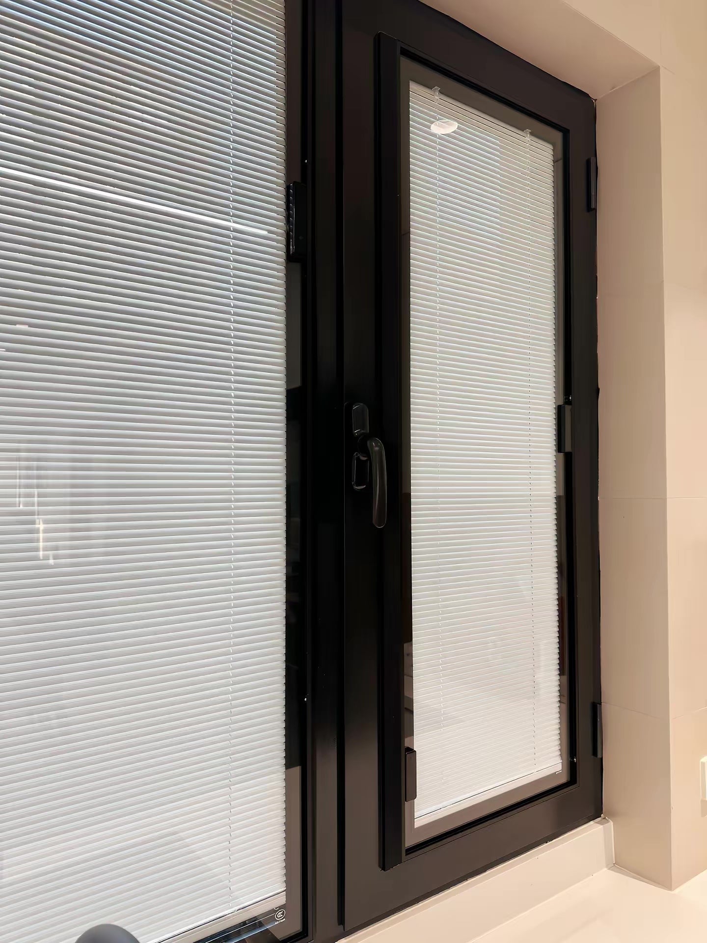 Magnetic-attached blinds