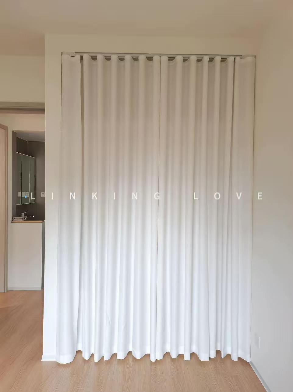 Snake-shaped aesthetic curtain