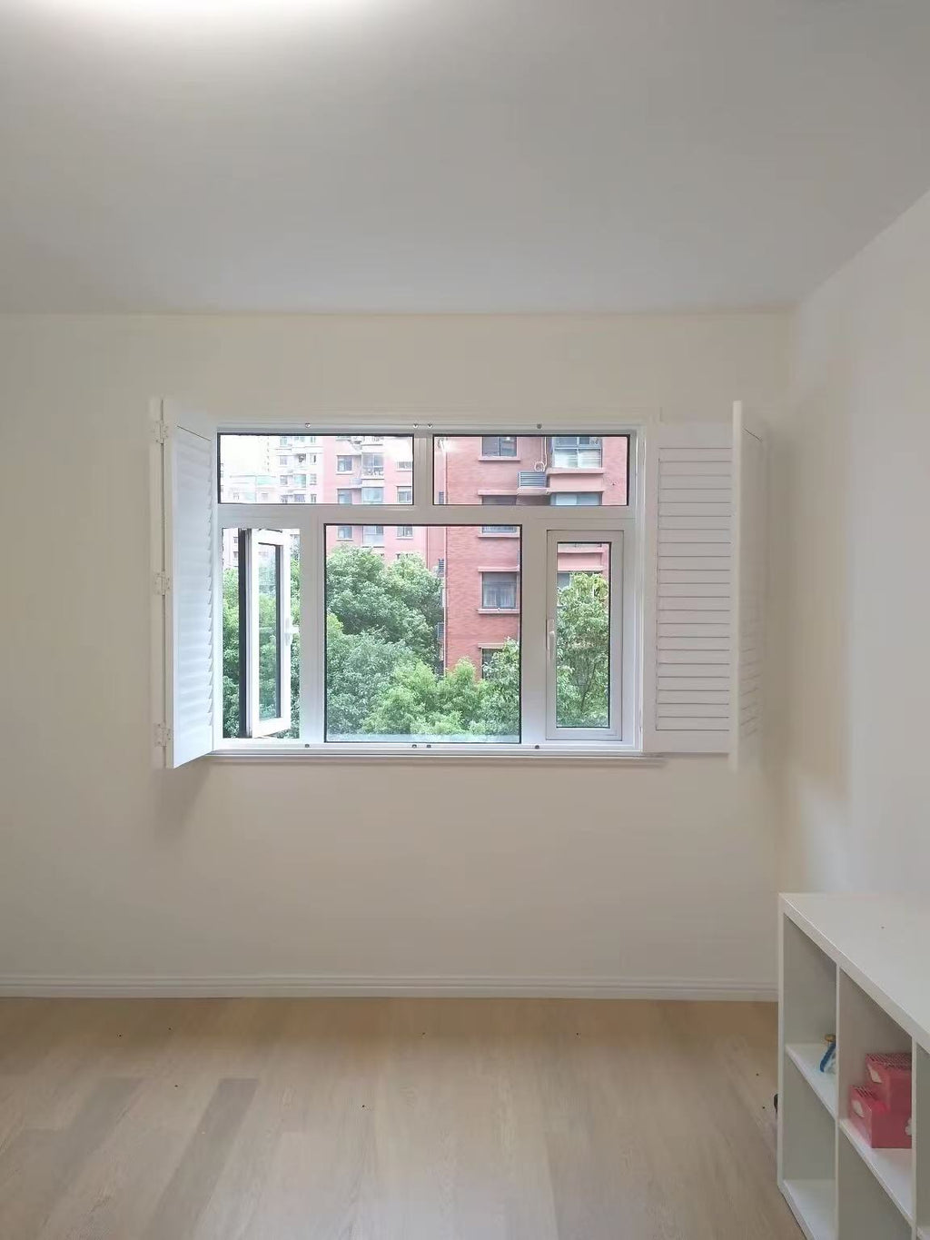 Installation-free shutter curtain