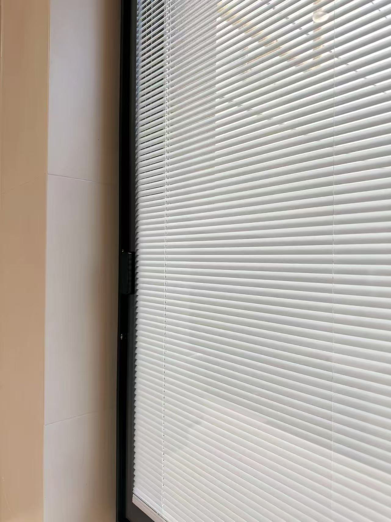Installation-free shutter curtain