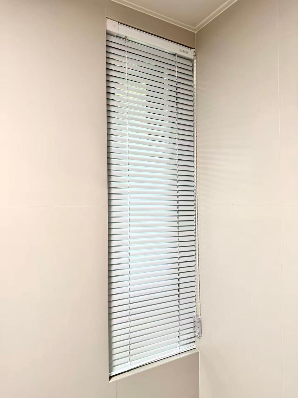 Installation-free shutter curtain