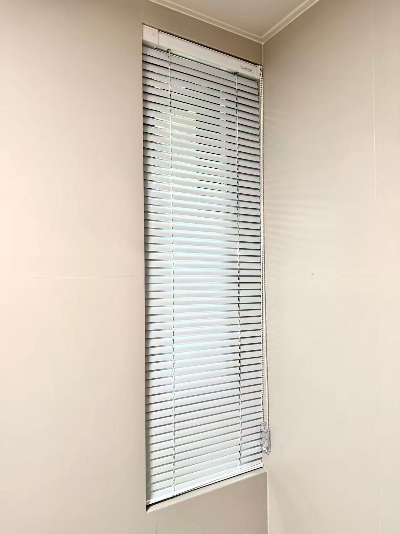 Installation-free shutter curtain